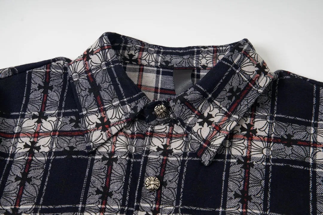 P240 Model No. Y650 CHROME HEARTS/CHROOME HEARTS CH All-over printed dark flower long-sleeved shirt. Custom-woven and dyed pure cotton sesame bottom plaid fabric. The finished fabric is then printed with dark flowers. The whole garment is hand-cut on the grid. The labor cost is high at the end of the year. Genuine leather hand-embroidered sleeves. High-quality distressed children's flower four-button buttons. The first batch on the entire network. Color: black red size: S-XL